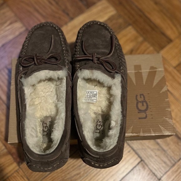 UGG moccasin shoes - Picture 2 of 6
